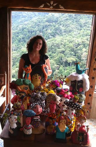Ana Cristina Maciel com suas esculturas em papel machê